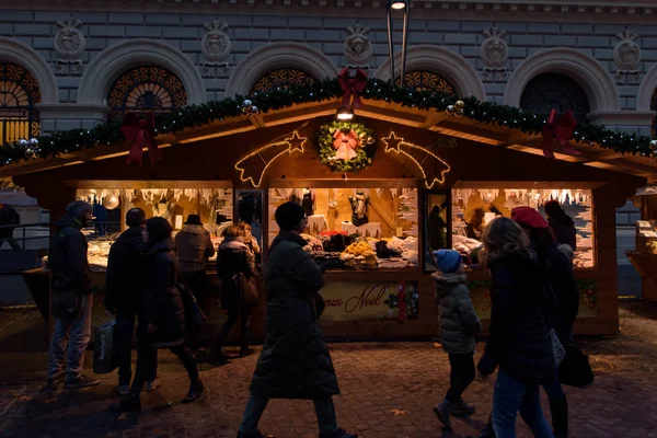 Mensen Winkelen Bij Kraampjes Kerstmarkt Bologna Italië — Stockfoto