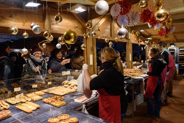 Les Gens Qui Magasinent Dans Les Stands Nourriture Marché Noël — Photo