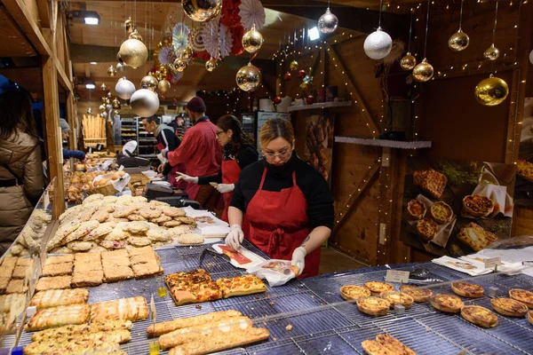 Mensen Winkelen Bij Kraampjes Kerstmarkt Bologna Italië — Stockfoto