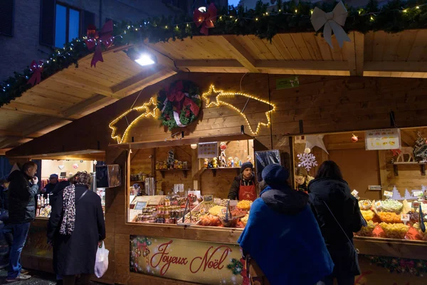 Människor Som Handlar Matstånd Julmarknad Bologna Italien — Stockfoto