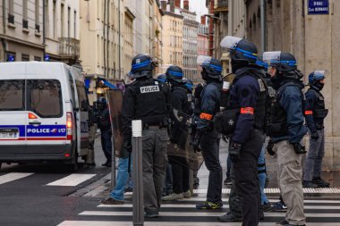 Çevik kuvvet polisi ve Sarı yelek (Gilets Jaunes) protestocular karşı yakıt vergisi, hükümet ve Fransa Cumhurbaşkanı Macron Lyon, Fransa. 