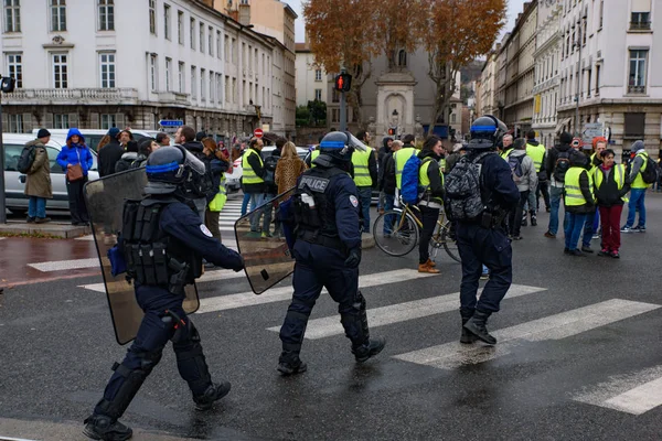 Riot Policji Żółtej Kamizelki Gilets Jaunes Protestujących Przeciwko Podatku Paliw — Zdjęcie stockowe
