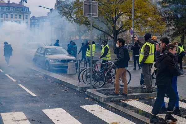 Francouzské Pořádkové Policie Palbu Slzný Plyn Žluté Vesty Vesty Jaunes — Stock fotografie