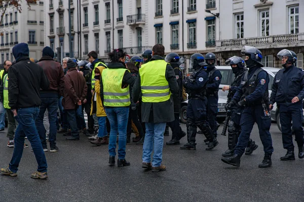 防暴警察和黄背心 Gilets Jaunes 抗议燃油税 政府和法国总统马龙在里昂 — 图库照片