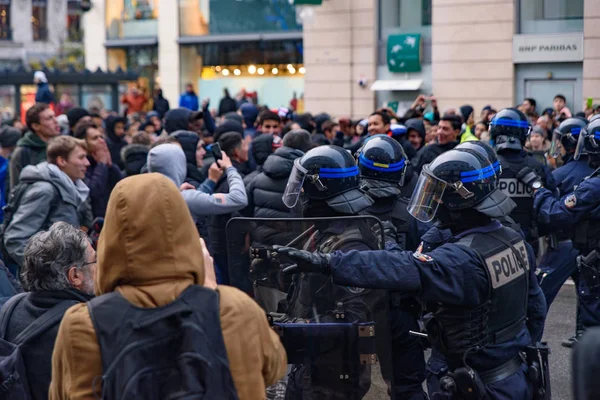 경찰와 노란색 Gilets Jaunes 시위대에 그리고 프랑스에서 프랑스 대통령 — 스톡 사진