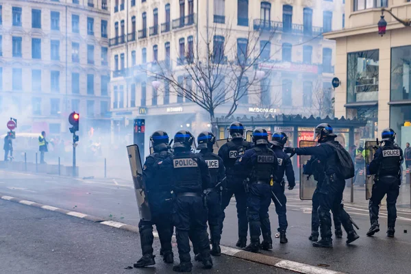 Polizia Antisommossa Francese Spara Gas Lacrimogeni Sui Gilet Gialli Gilets — Foto Stock