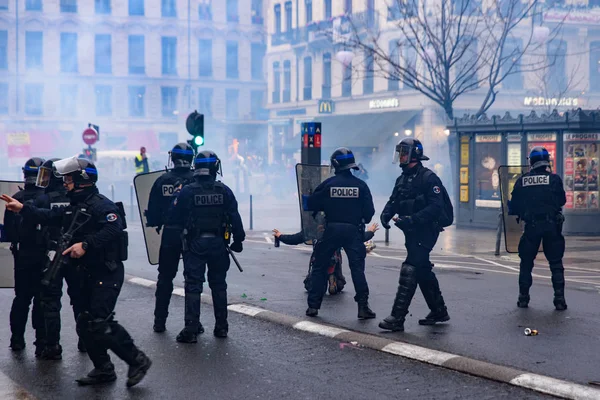 Francouzské Pořádkové Policie Palbu Slzný Plyn Žluté Vesty Vesty Jaunes — Stock fotografie