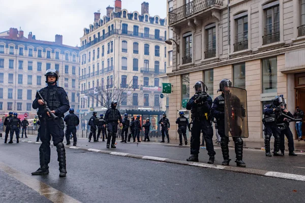 Policía Antidisturbios Francesa Con Gas Lacrimógeno Para Manifestantes Chalecos Amarillos — Foto de Stock