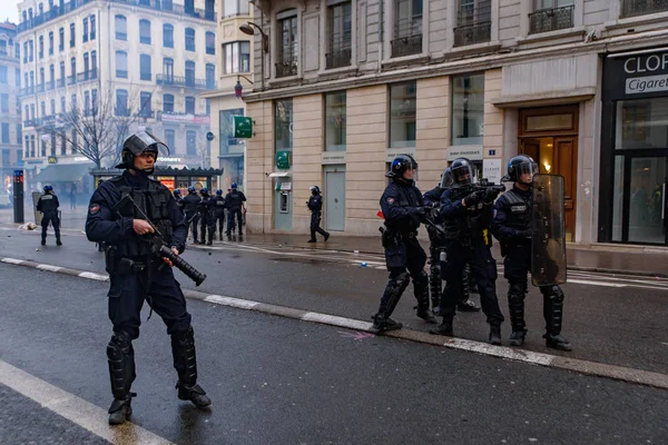 Polizia Antisommossa Francese Con Gas Lacrimogeni Manifestanti Dei Gilet Gialli — Foto Stock