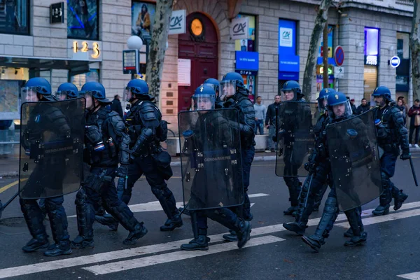 フランス暴動 警察は催涙ガスを黄色のベスト ジェームス用 Gilet 抗議者のための燃料税 およびフランス リヨンのフランス大統領マクロン反対しています — ストック写真