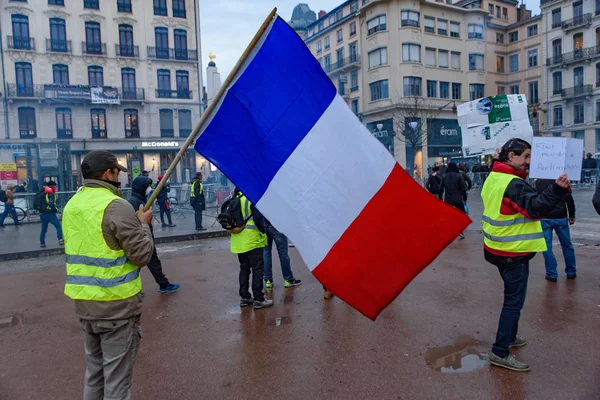 노란색 Gilets Jaunes 그리고 프랑스 대통령 현장에 프랑스 깃발을 흔들며 — 스톡 사진