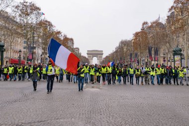 5 Sarı yelek gösteri (Gilets Jaunes) protestocular karşı yakıt vergisi, hükümet ve Fransa Cumhurbaşkanı uzatma ile Champs-Elysees, Paris, Fransa, Fransız bayrağı. 15 Aralık 2018.