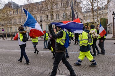 5 Sarı yelek gösteri (Gilets Jaunes) protestocular karşı yakıt vergisi, hükümet ve Fransa Cumhurbaşkanı uzatma ile Champs-Elysees, Paris, Fransa, Fransız bayrağı. 15 Aralık 2018.