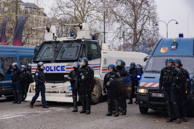 Çevik kuvvet polisi 5 Sarı yelek gösteri (Gilets Jaunes) protestocular karşı yakıt vergisi, hükümet ve Champs-Elysees, Paris, Fransa, Fransa Cumhurbaşkanı uzatma için. 15 Aralık 2018.