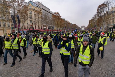 5 Sarı yelek gösteri (Gilets Jaunes) protestocular karşı yakıt vergisi, hükümet ve Champs-Elysees caddesi Champs Elysées ve Arc de Triomphe, Paris, Fransa, Fransa Cumhurbaşkanı uzatma. 15 Aralık 2018. 