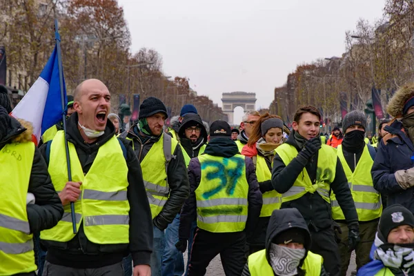 第五次黄色背心示威 Gilets Jaunes 抗议者反对燃油税 政府和法国总统马龙在香榭丽舍大街和凯旋门 法国巴黎 2018年12月15日 — 图库照片
