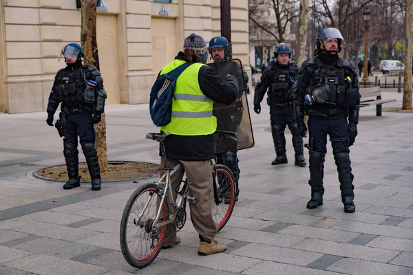 Αστυνομία Ταραχής Και Κίτρινα Γιλέκα Επίδειξης Αντιανεμικά Jaunes Διαδηλωτές Εναντίον — Φωτογραφία Αρχείου