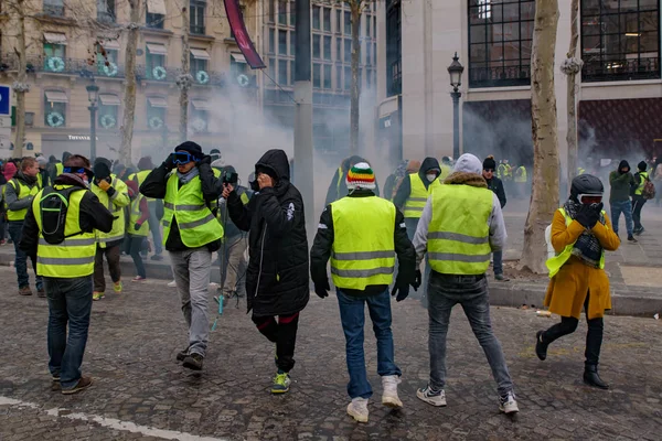 그리고 샹젤리제 프랑스에서 프랑스 대통령 Gilets Jaunes 시위대에 최루탄을 2018 — 스톡 사진