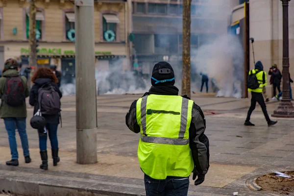 Pořádkové Policie Palbu Slzný Plyn Žluté Vesty Demonstrace Vesty Jaunes — Stock fotografie