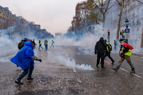 Pořádkové Policie Palbu Slzný Plyn Žluté Vesty Demonstrace Vesty Jaunes — Stock fotografie