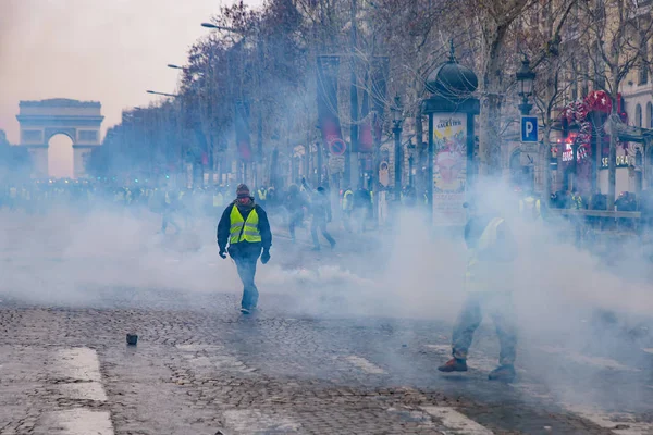 Policía Antidisturbios Disparó Gases Lacrimógenos Contra Manifestantes Manifestación Chalecos Amarillos — Foto de Stock