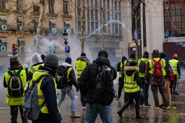 Омон Стреляет Слезоточивым Газом Демонстрантам Желтых Жилетов Gilets Jaunes Против — стоковое фото