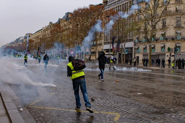 Riot Policji Gazu Łzawiącego Żółtej Kamizelki Demonstracji Gilets Jaunes Protestujących — Zdjęcie stockowe