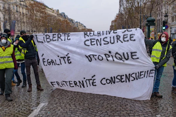 5 Sarı yelek gösteri (Gilets Jaunes) protestocular yakıt vergisi, hükümet ve Fransa Cumhurbaşkanı Macron karşı slogan, Champs-Elysees, Paris, Fransa. 15 Aralık 2018.