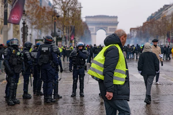 그리고 노란색 Gilets Jaunes 시위대에 그리고 샹젤리제 프랑스에서 프랑스 대통령 — 스톡 사진