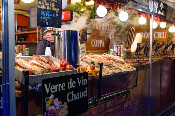 Τρόφιμα Πάγκους Στην Χριστουγεννιάτικη Αγορά Στο Ντεφάνς Παρίσι Γαλλία — Φωτογραφία Αρχείου