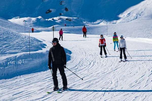 Mensen Genieten Van Ski Snowboardscholen Voor Wintervakantie Alpen Gebied Les — Stockfoto