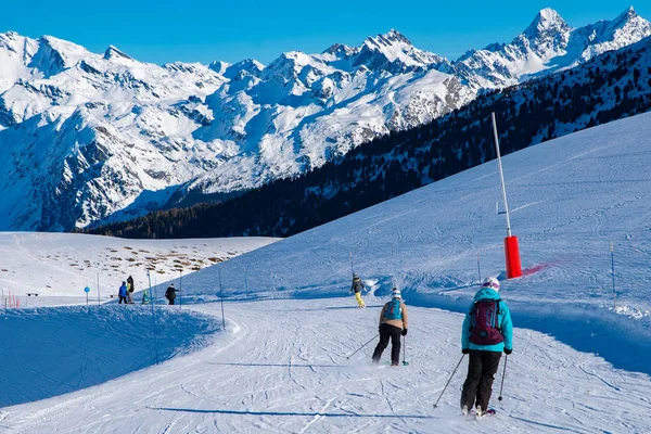 Mensen Genieten Van Ski Snowboard Voor Wintervakantie Alpen Met Mont — Stockfoto