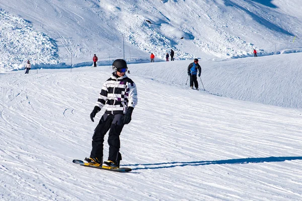 Människor Njuta Skid Och Snowboard För Vintersemester Alperna Området Les — Stockfoto