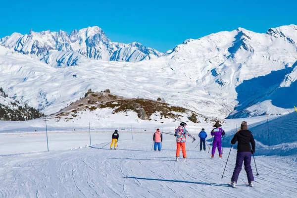 Emberek Élvezik Snowboard Téli Üdülés Mont Blanc Alpok Területén Háttereként — Stock Fotó