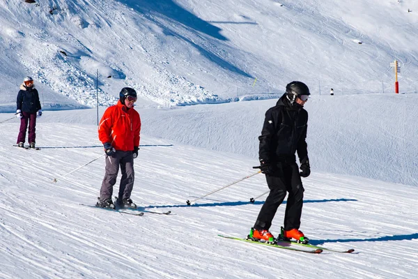Людям Подобається Лиж Сноубордів Зимового Відпочинку Альпах Області Лез Арк — стокове фото