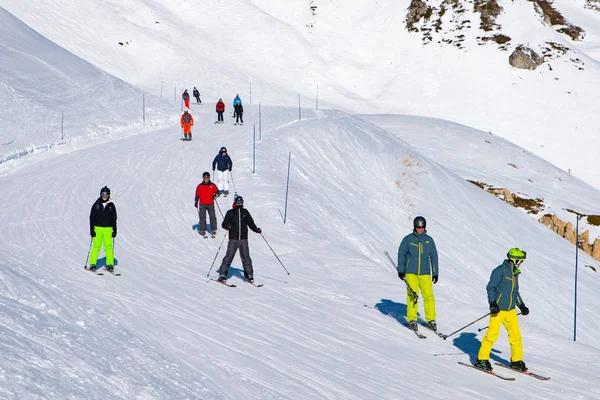 Mensen Genieten Van Ski Snowboardscholen Voor Wintervakantie Alpen Gebied Les — Stockfoto