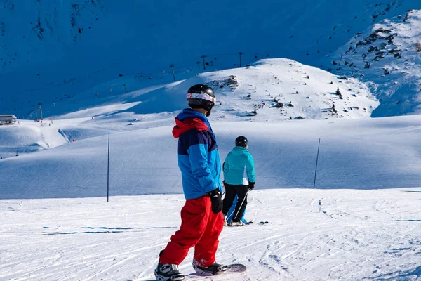 Emberek Élvezik Snowboard Téli Üdülés Alpok Területén Les Arcs 2000 — Stock Fotó