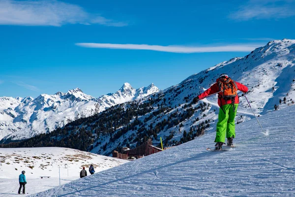 Mensen Genieten Van Ski Snowboard Voor Wintervakantie Alpen Met Mont — Stockfoto