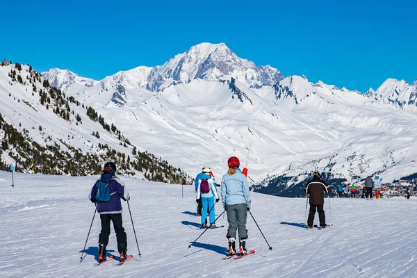 Gente Disfruta Esquí Snowboard Para Las Vacaciones Invierno Zona Los —  Fotos de Stock