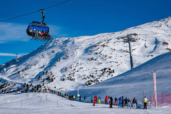 Лыжные Подъемники Лыжников Сноубордистов Зимнего Отдыха Альпах Les Arcs 2000 — стоковое фото