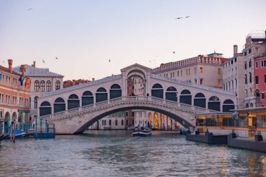 Rialto Köprüsü (Ponte de Rialto) Grand Canal adlı gündoğumu genelinde / gün batımı zamanı, Venedik, İtalya