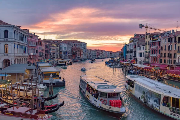 Grande Canal Com Gôndola Vaporetto Pôr Sol Veneza Itália — Fotografia de Stock