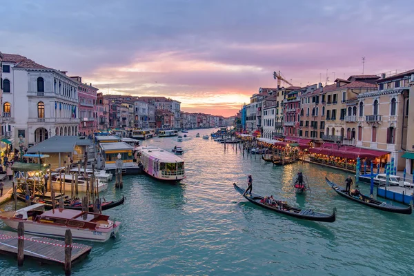 Grande Canal Com Gôndola Vaporetto Pôr Sol Veneza Itália — Fotografia de Stock