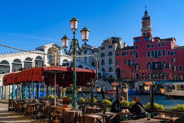 View Grand Canal Rialto Bridge Gondolas Outdoor Restaurant Seats Venice — Stock Photo, Image