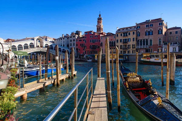 Vista Grande Canal Ponte Rialto Gôndolas Lugares Livre Restaurante Veneza — Fotografia de Stock