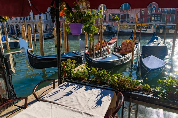 Vista Del Gran Canal Puente Rialto Góndolas Desde Asientos Restaurantes — Foto de Stock