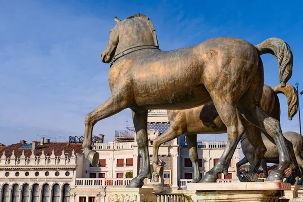 Άλογα Του Αγίου Μάρκου Triumphal Quadriga Τέσσερα Χάλκινα Αγάλματα Αλόγων — Φωτογραφία Αρχείου