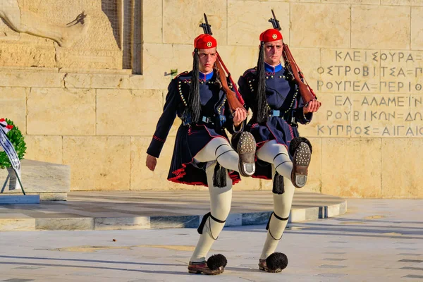 Αλλαγή Της Τελετής Της Φρουράς Στην Πλατεία Συντάγματος Στην Αθήνα — Φωτογραφία Αρχείου