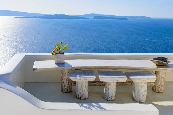 Zewnętrzne Siedzenia Widokiem Morze Egejskie Oia Santorini Grecja — Zdjęcie stockowe