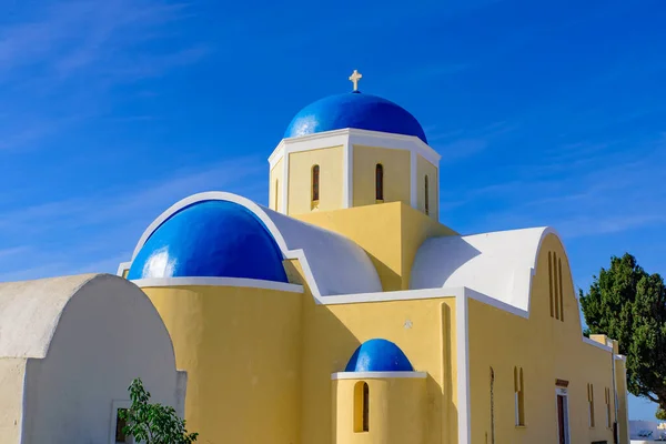 Κίτρινη Εκκλησία Μπλε Τρούλο Στην Οία Σαντορίνη Ελλάδα — Φωτογραφία Αρχείου